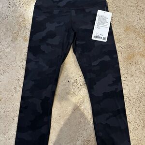 NWT Lululemon align 21” size 4 black camo leggings
